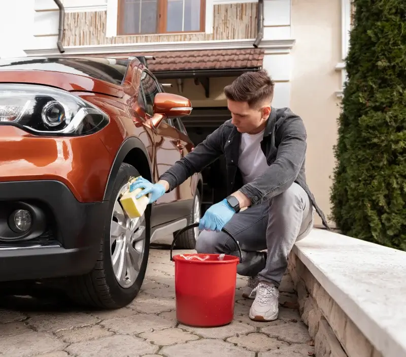 Lavage auto à domicile Saint-Haon-le-Vieux : professionnel intervenant sur un véhicule